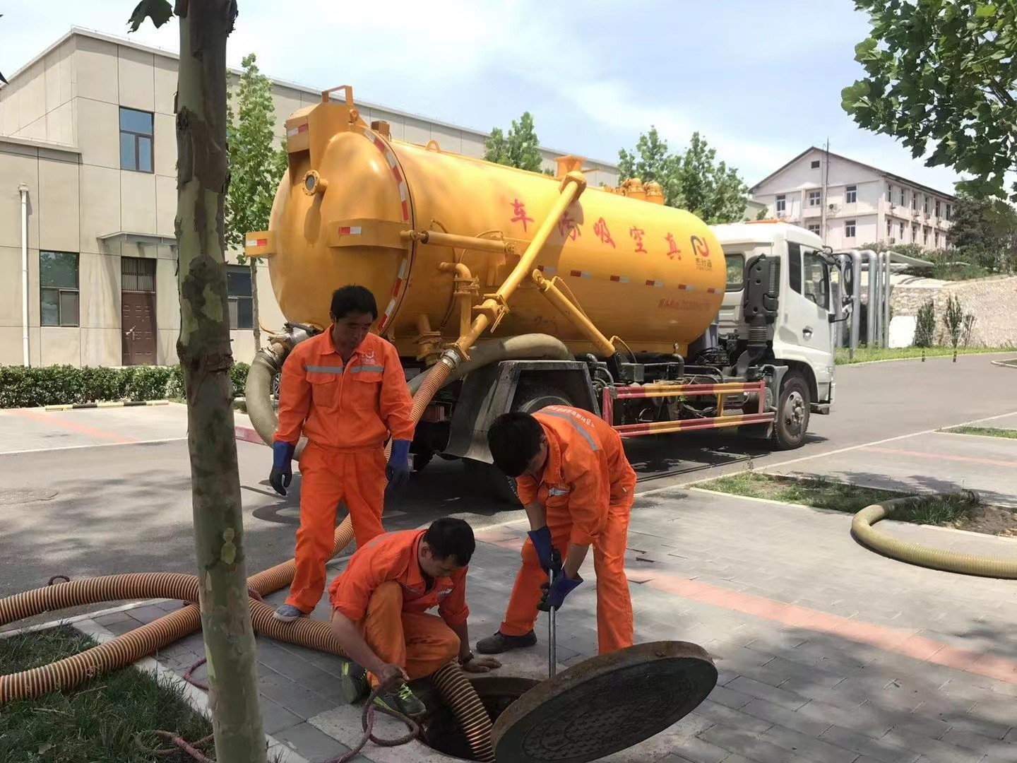 平南管道疏通车停在窨井附近