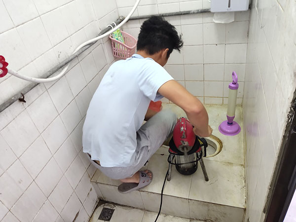 平南管道堵塞冒臭气 专业师傅现场解决问题
